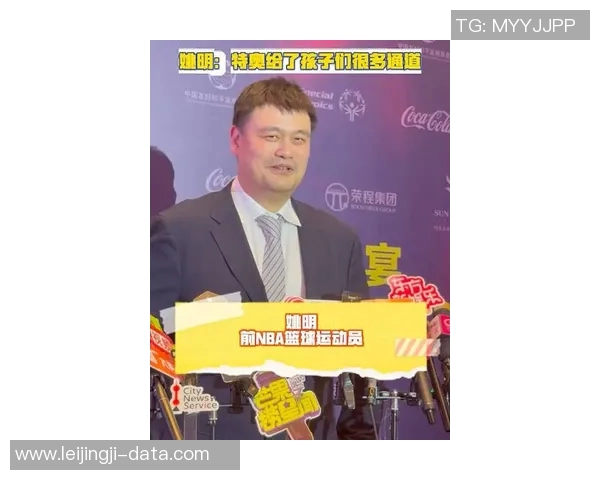 姚明独特的鞋拔子脸如何影响了他的篮球生涯与公众形象