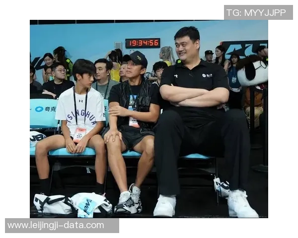 姚明身着黑色西服优雅亮相活动展现篮球巨星的时尚魅力与风范